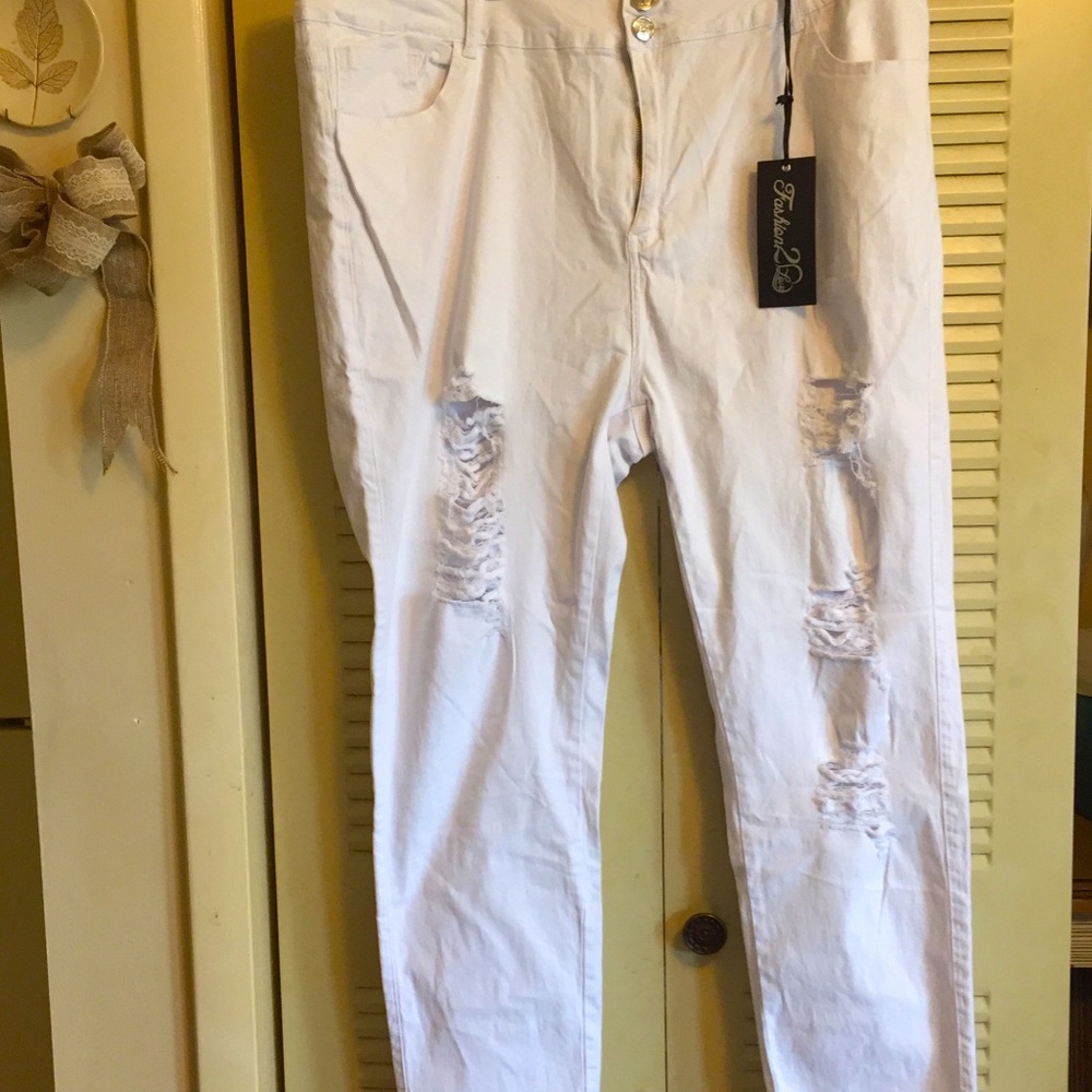 NWT Woman’s 26 White denim jeans heavily distress